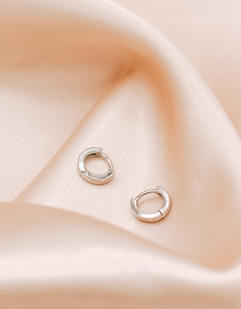 dainty-silver-essential-huggie